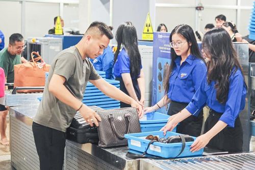 Hơn 115.000 lượt khách qua sân bay Tân Sơn Nhất ngày 26/4