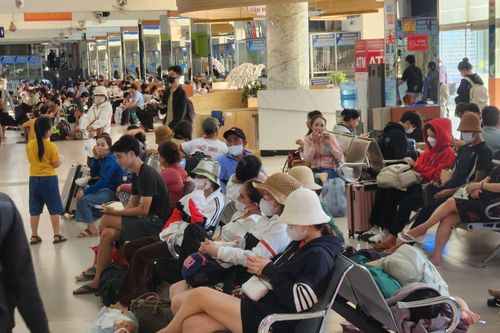 TP Hồ Chí Minh: Người dân đổ về bến xe, sân bay bắt đầu kỳ nghỉ lễ 30/4 và 1/5
