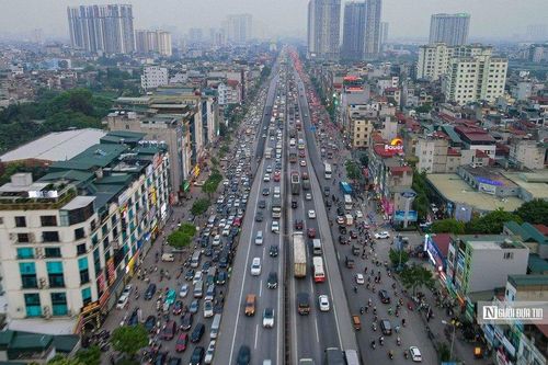 Hà Nội: Người dân đổ ra bến xe về quê khiến giao thông ùn ứ