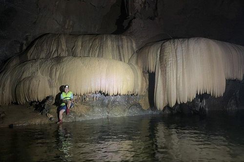 Cận cảnh rèm thạch nhũ khổng lồ đẹp 'mê hồn' trong hang động mới phát hiện ở Quảng Bình
