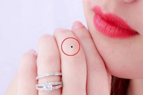Ngón tay có nốt ruôiờ̉ 1 trong 3 vị trí này, bạn sẽ biết ngay vận mệnh cả đời người