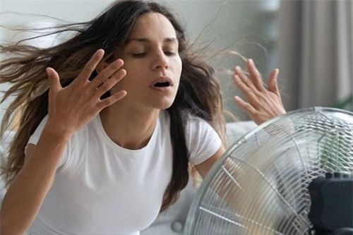 Vì sao trời nóng, càng bật quạt điện số to lại càng cảm thấy nóng bức?