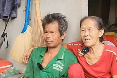 Người đàn bà nghèo 63 tuổi lấy trai tân vẫn được yêu thương hết mực