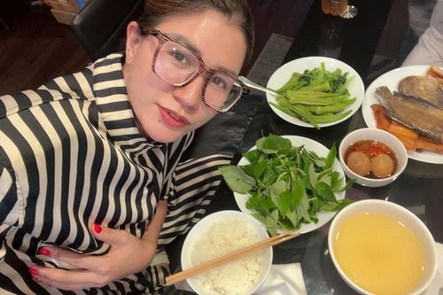 Nữ người mẫu bị nói qua Mỹ không có tiền, phải ăn cá khô suốt ngày nên gầy đi
