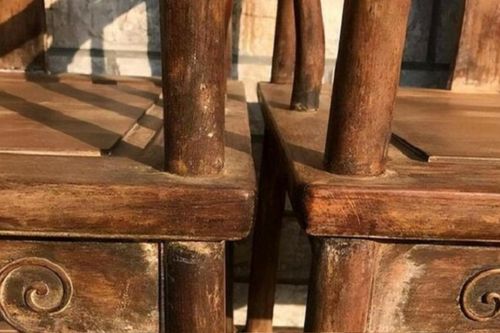 Nhặt được 2 chiếc ghế cũ, cụ ông không ngờ 'vớ đẫm' 80 tỷ đồng