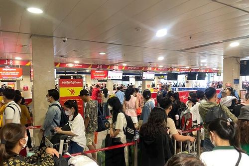 Sân bay Tân Sơn Nhất lúc này: Nhiều người đã vác vali về quê, đi du lịch dịp lễ 30/4