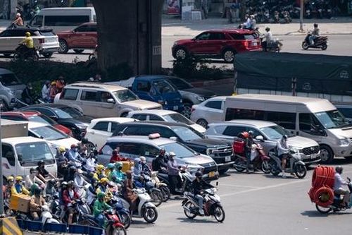 Nóng gần 40 độ C: Người Hà Nội tìm đủ cách 'né' cái nắng bỏng rát ngoài đường