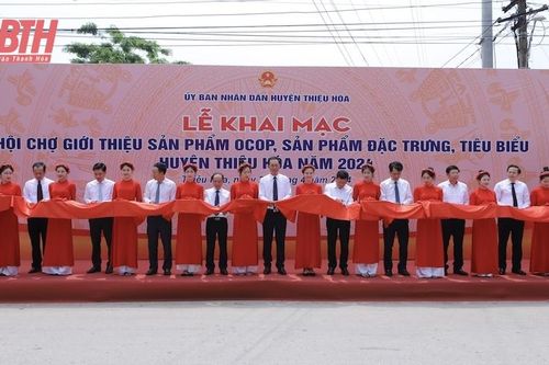 Khai mạc Hội chợ giới thiệu sản phẩm OCOP, sản phẩm nông nghiệp đặc trưng, tiêu biểu huyện Thiệu Hóa