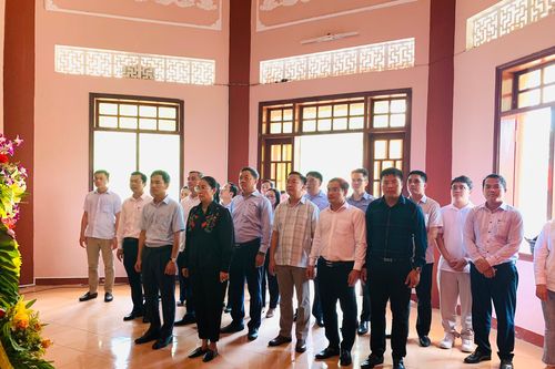 Cơ quan Đoàn đại biểu Quốc hội và HĐND thành phố dâng hương tại khu di tích Nước Oa