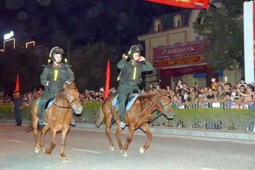 Khán giả chen chân xem tổng duyệt biểu diễn nhạc kèn, kỵ binh