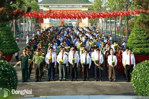 Lãnh đạo tỉnh, thành phố Biên Hòa và Quân khu 7 viếng Nghĩa trang liệt sĩ tỉnh