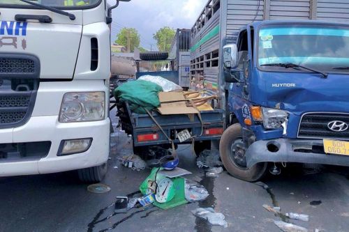 Người lái xe ba gác tử vong sau va chạm với 2 xe tải trên quốc lộ 1