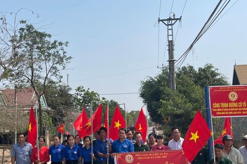 Ra mắt công trình 'Đường cờ Tổ quốc' tại xã Chư Mố