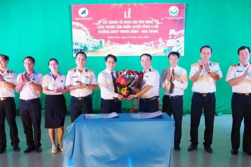 Trung tâm Huấn luyện Vùng 4 Hải quân ký kết phối hợp, kết nghĩa với Trường Cao đẳng Sư phạm Trung ương - Nha Trang