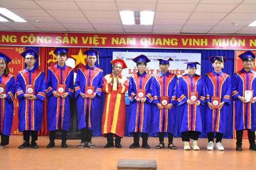 Trao bằng tốt nghiệp cho 119 sinh viên