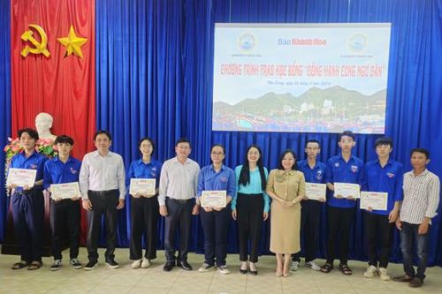 Báo Khánh Hòa - Sanvinest Khánh Hòa: Trao học bổng 'Đồng hành cùng ngư dân' cho 7 sinh viên