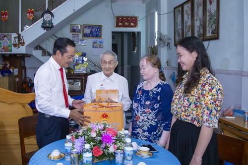 Phó Chủ tịch UBMTTQ Việt Nam tỉnh Nguyễn Văn Thiện thăm, tặng quà cho người có công với cách mạng