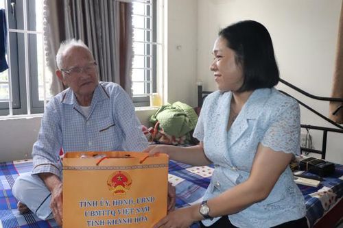 Phó Chủ tịch Thường trực UBMTTQ Việt Nam tỉnh Trần Thu Mai thăm, tặng quà cho người có công với cách mạng