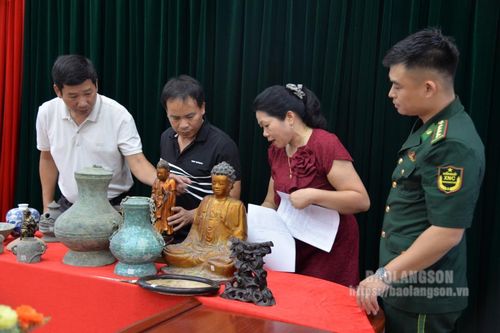 Đồn biên phòng Cửa khẩu Quốc tế Hữu Nghị bàn giao nhiều cổ vật, di vật cho Bảo tàng tỉnh