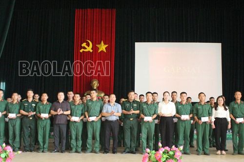 Lãnh đạo huyện Mường Khương thăm, động viên chiến sĩ mới