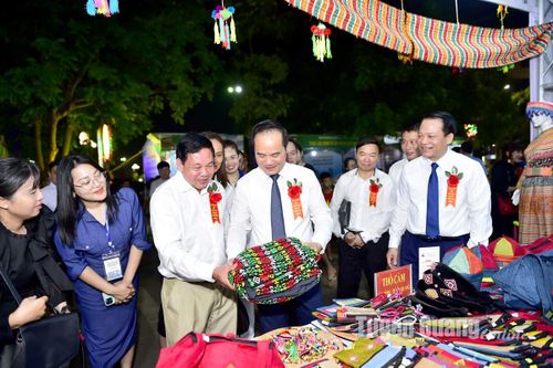 Khai mạc Chương trình trưng bày, giới thiệu sản phẩm du lịch, làng nghề