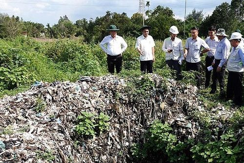 Cần Thơ: Vẫn chưa có kế hoạch di dời bãi rác chắn ngang đường cao tốc