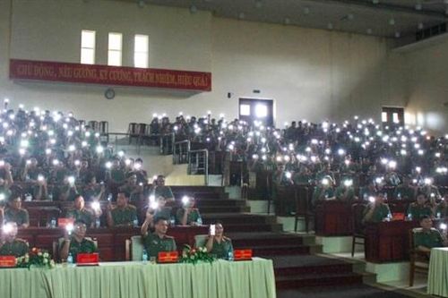 Hàng trăm tân sinh viên an ninh hưởng ứng sử dụng mạng viễn thông Gmobile