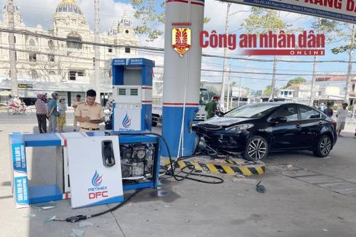 Xế hộp phi như máy bay chạy đà, tông đổ trụ bơm xăng