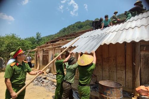 Công an Vân Hồ hỗ trợ nhân dân khắc phục hậu quả mưa đá