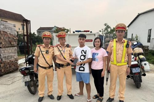 Đại úy CSGT 'có duyên' tìm điện thoại thất lạc cho người dân