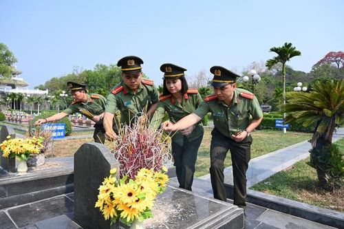 Tưởng nhớ các Anh hùng, Liệt sĩ Điện Biên Phủ và tri ân đồng bào Điện Biên