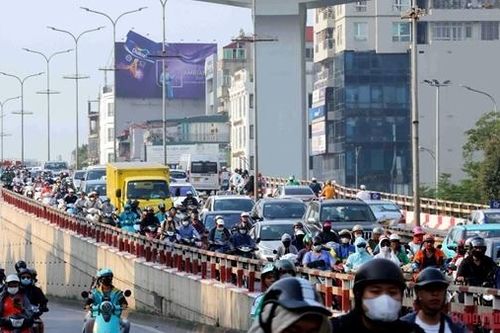 Người dân Hà Nội ùn ùn rời thủ đô bắt đầu kỳ nghỉ lễ