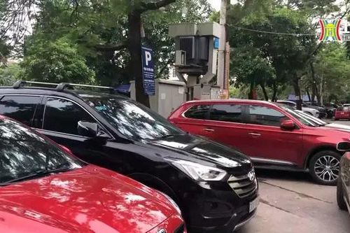 Ô tô đỗ tràn lan ở hồ Bảy Gian