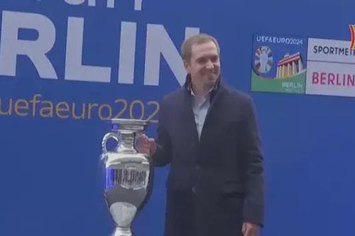 Chiếc cúp Euro 2024 được đưa đến Berlin