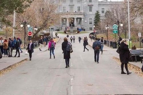 Phụ huynh Canada sẵn sàng vay nợ để cho con học đại học