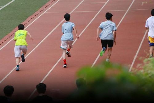 Trung Quốc: Cha mẹ cho con uống 'nước thần' để chạy nhanh
