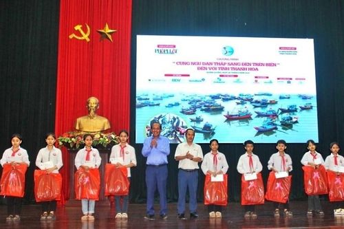 Chương trình 'Cùng ngư dân thắp sáng đèn trên biển' tổ chức tại Thanh Hóa