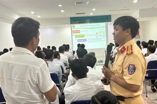 CSGT Công an TPHCM tuyên truyền, tập huấn cho tài xế taxi Xanh SM