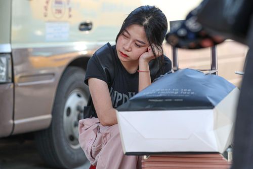 Hành khách vạ vật dưới nắng nóng 37 độ C bắt xe về quê nghỉ lễ