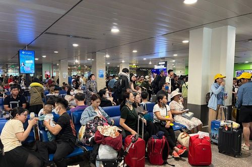 Nhiều chuyến bay trì hoãn, khách ở Sân bay Tân Sơn Nhất mệt mỏi chờ đợi