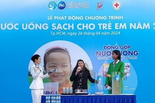 Phát động chương trình 'Nước uống sạch cho trẻ em'