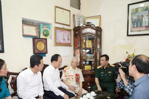 Đồng chí Nguyễn Ngọc Tuấn thăm, tặng quà thân nhân liệt sĩ, chiến sĩ Điện Biên