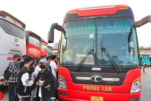 Bến xe, nhà ga, sân bay Thủ đô nườm nượp khách trong ngày làm việc cuối cùng trước kỳ nghỉ lễ