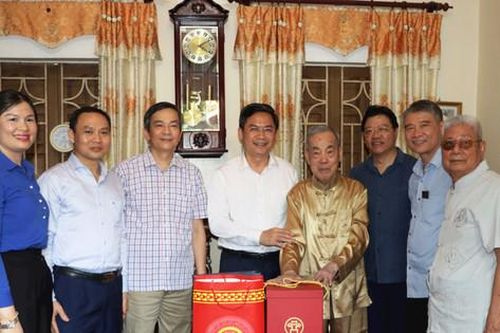 Thăm, tặng quà các gia đình chính sách, chiến sĩ Điện Biên tại Phú Xuyên