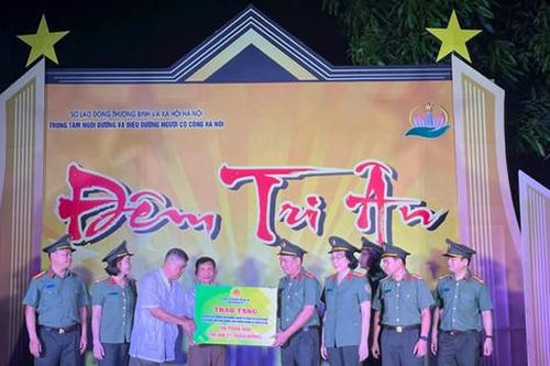 Đặc sắc và đậm nghĩa tình 'Đêm tri ân', trao quà tặng người có công