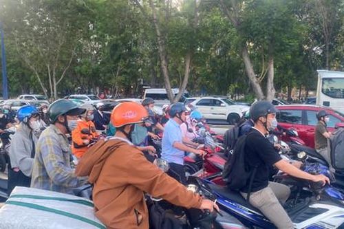 Dòng người và xe cộ chen nhau rời thành phố Hồ Chí Minh dịp nghỉ lễ 30-4 và 1-5