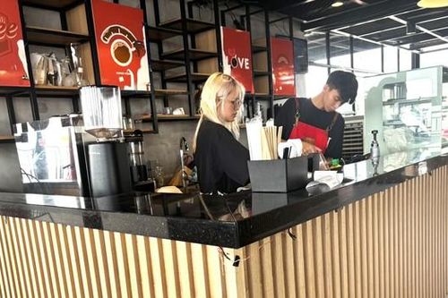 Không về quê dịp lễ, sinh viên đi làm thêm tăng thu nhập