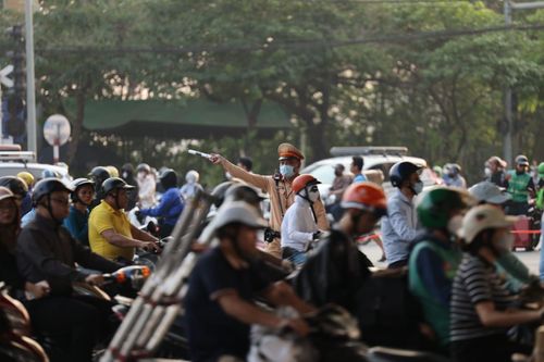 Cảnh sát giao thông phân luồng đưa người dân về quê nghỉ lễ giữa thời tiết nắng nóng