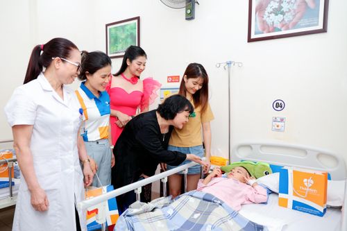 Nghệ sĩ Trà My đem 'Trao yêu thương' tới bệnh viện