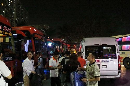 Người dân đổ ra bến xe lúc nửa đêm để về quê nghỉ lễ